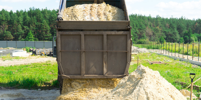 3 Signs You Need a New Construction Material Delivery Service
